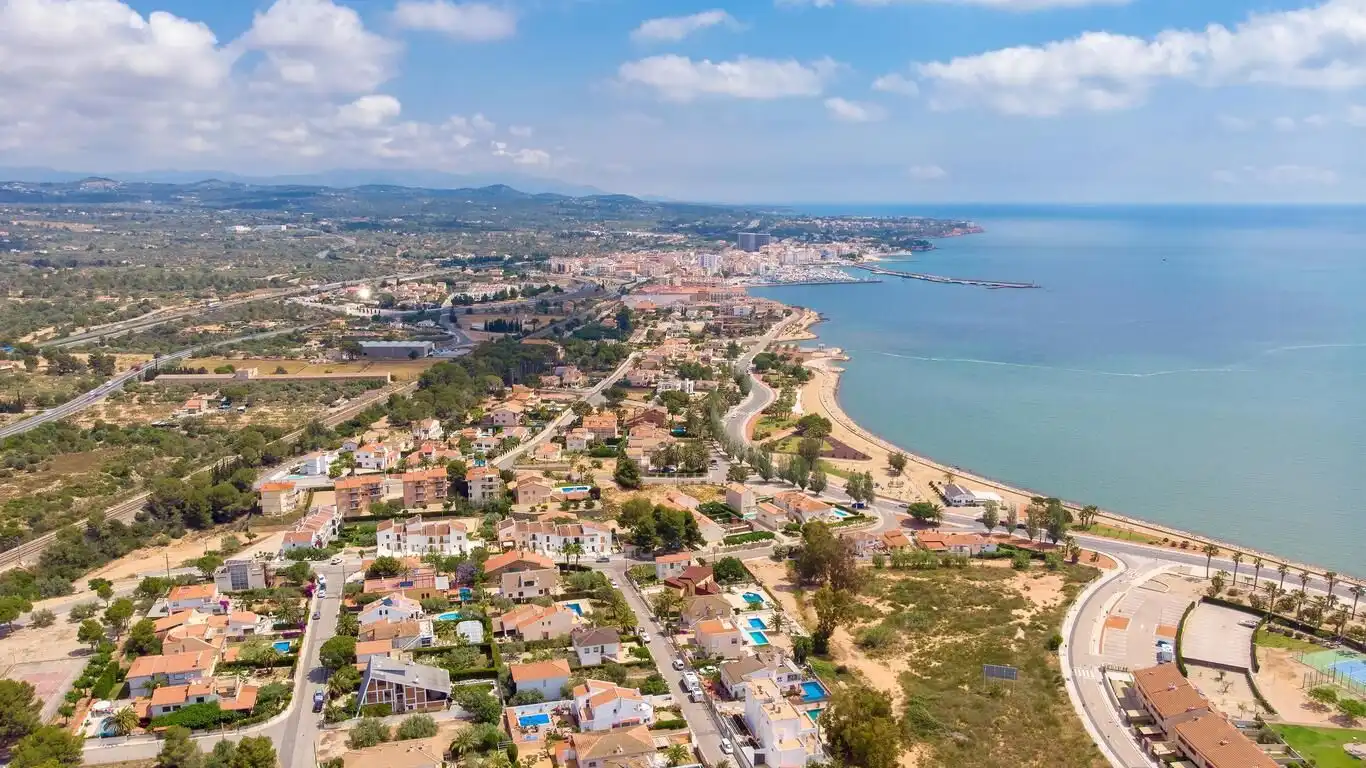 Beautiful estate featuring two houses in El Perello Tarragona with sea views and spacious outdoor ar.