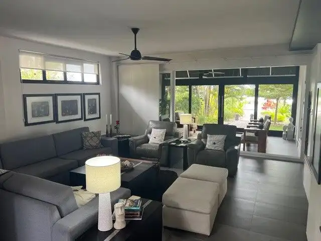 Elegant living room with modern furniture and large windows in El Matal, Manabí.