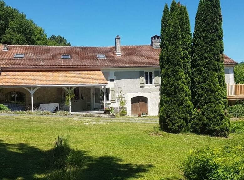 Elegant 6-Bed Country Home with Large Barn in Dordogne.