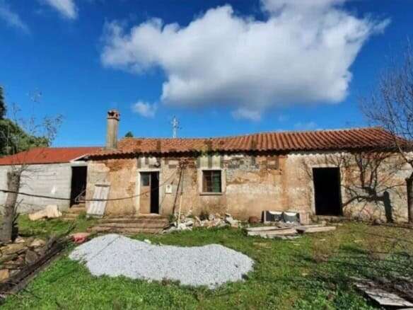 Old rural house with land in Vale de Prazeres, Fundão, Portugal.