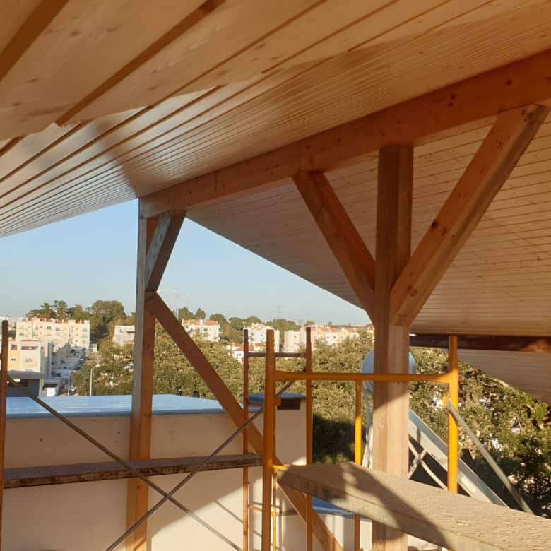 New 4-bedroom villa under construction in Setubal with scenic views and modern design.