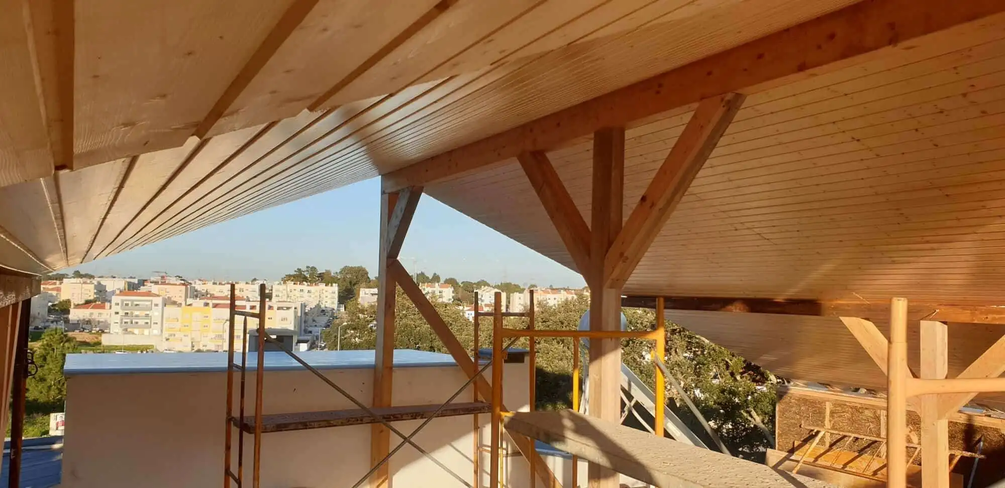 New 4-bedroom villa under construction in Setubal with scenic views and modern design.