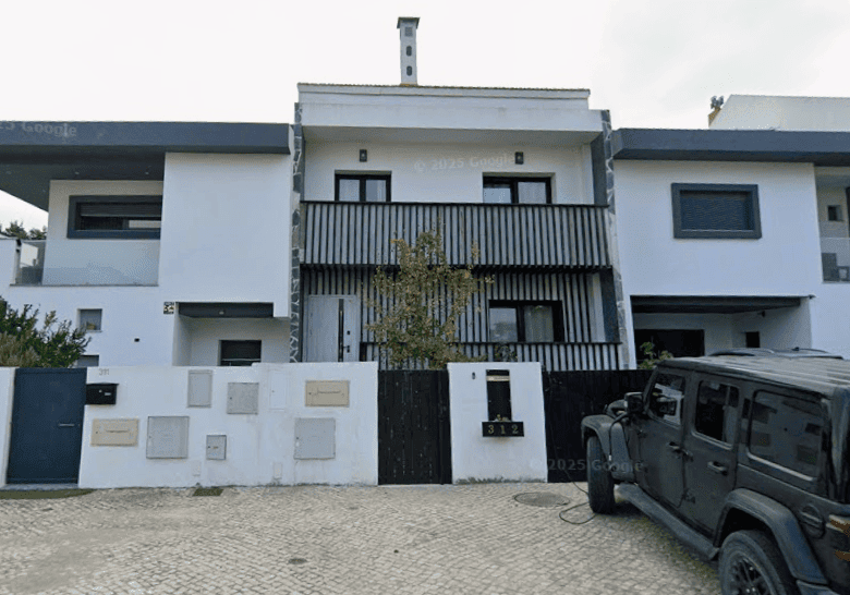 Contemporary 4-bedroom villa for sale in Setubal with stylish design and spacious interiors.