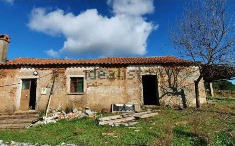 Land for sale in Vale de Prazeres with renovation potential and scenic views. Perfect for building y.
