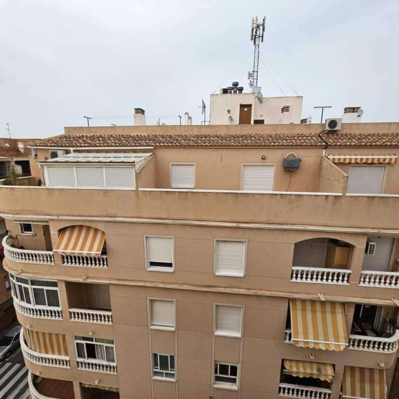 Penthouse apartment with 2 bedrooms in Torrevieja, featuring spacious balconies and sea views.