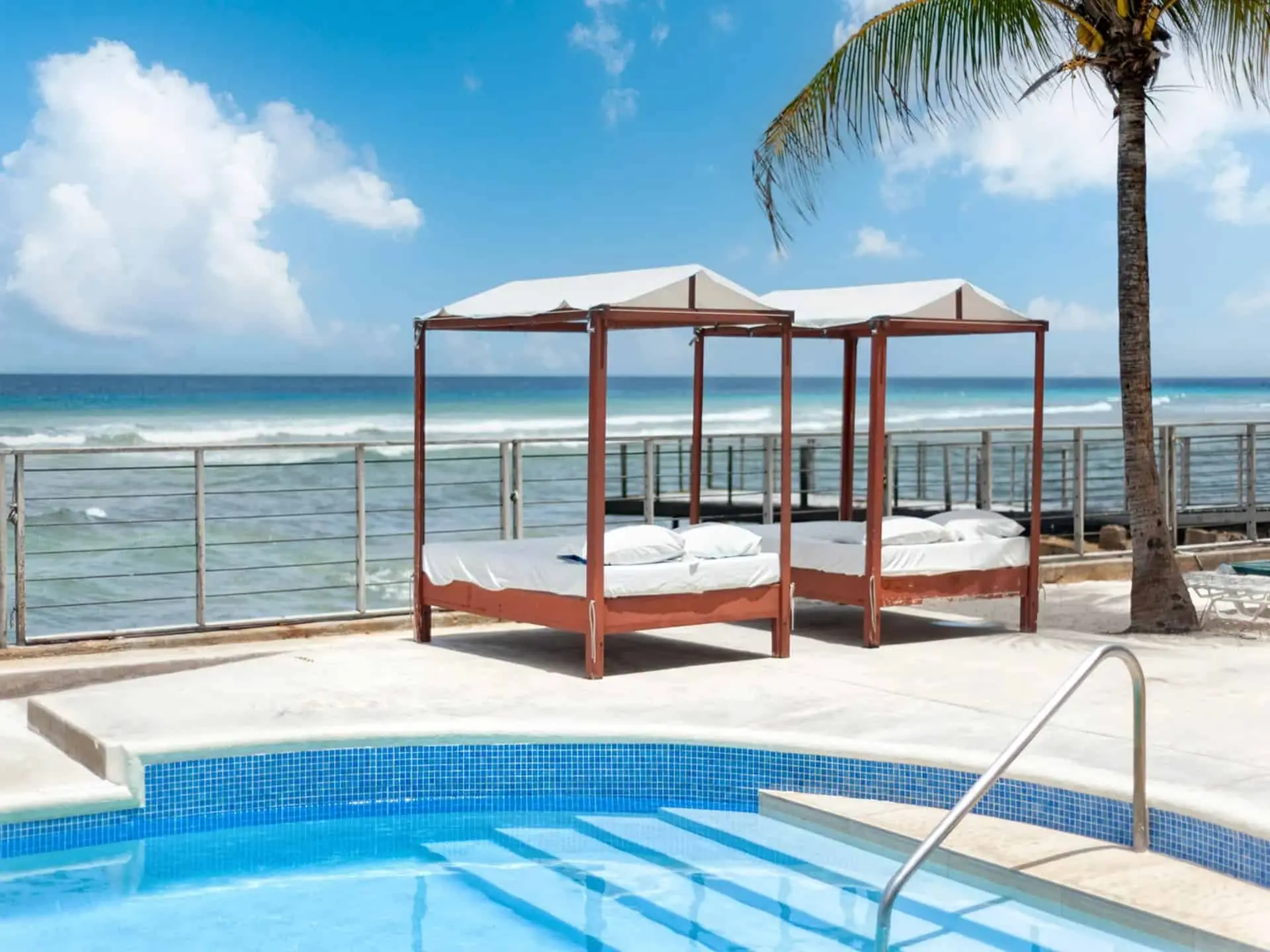 Luxury 2 Bed Apartment in St. Lawrence Beach Beachfront apartment with stunning ocean views in Christ Church, Barbados. Perfect for seaside livin.