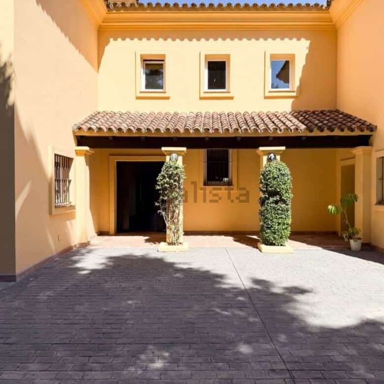 Elegant 7-bedroom villa for sale in Calle Fondo, Sotogrande, featuring spacious living areas and bea.