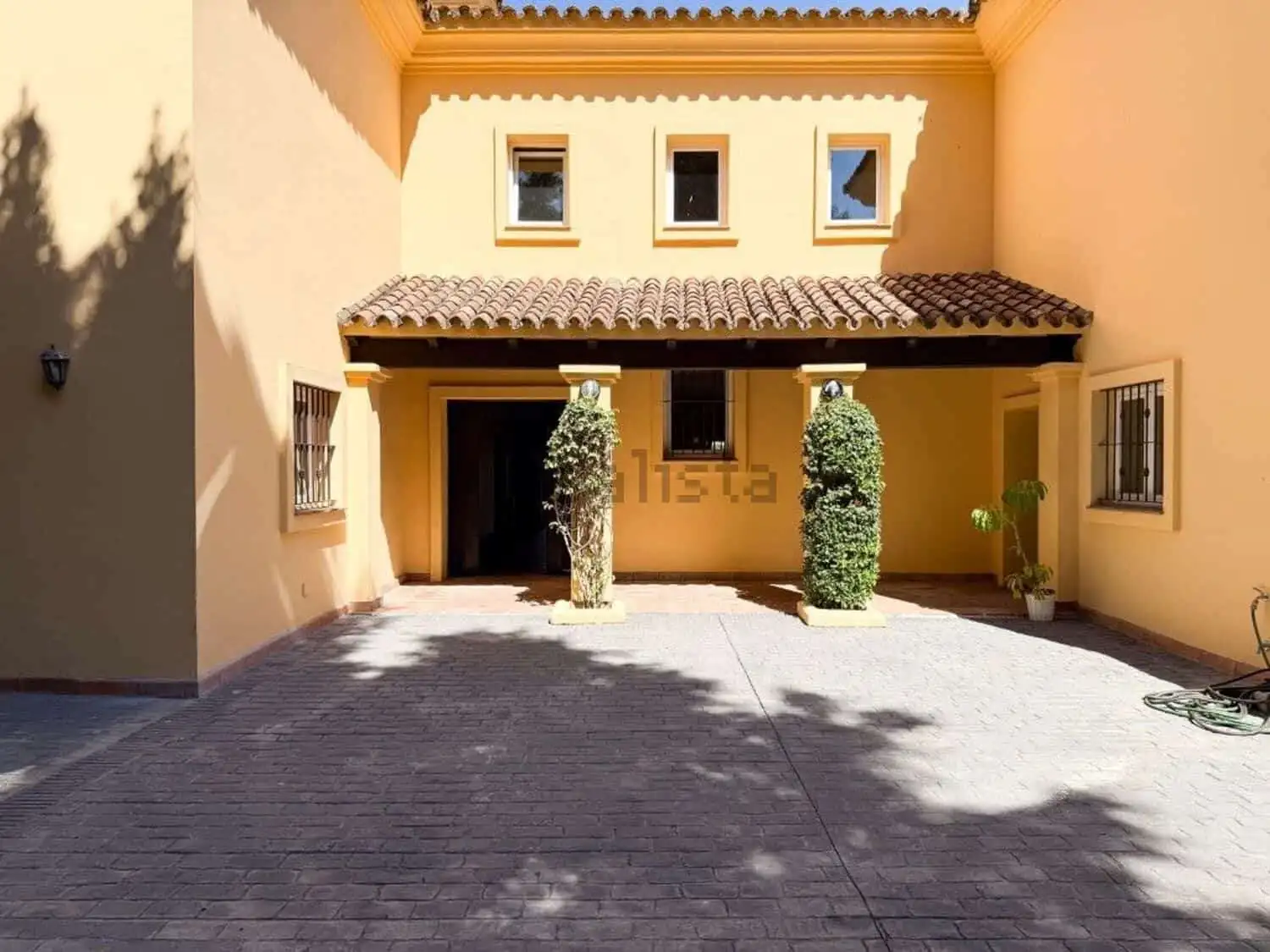Elegant 7-bedroom villa for sale in Calle Fondo, Sotogrande, featuring spacious living areas and bea.