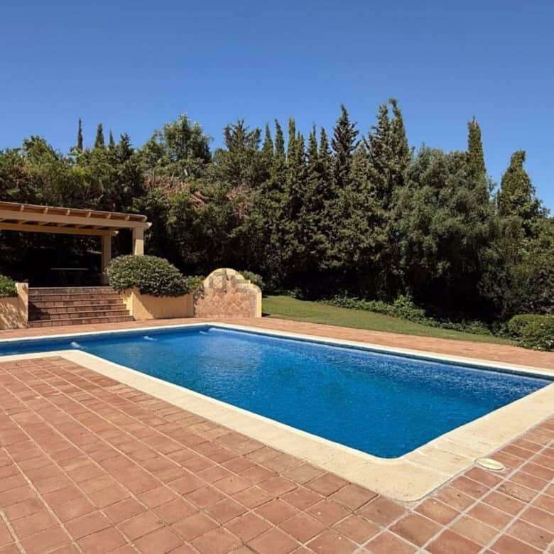 Beautiful 7-bedroom villa with private pool in Calle Fondo, Sotogrande, ideal for luxury living.