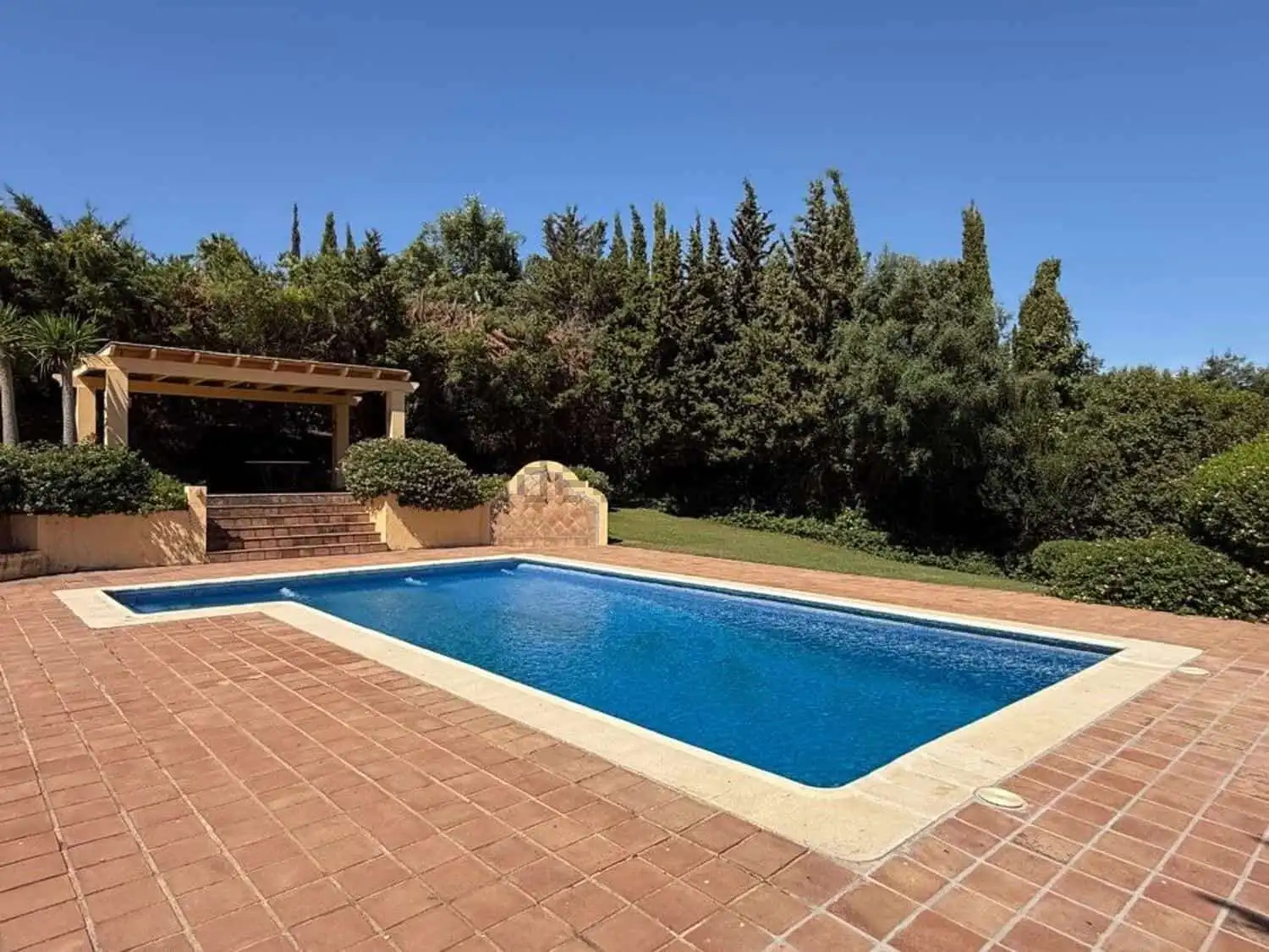 Beautiful 7-bedroom villa with private pool in Calle Fondo, Sotogrande, ideal for luxury living.