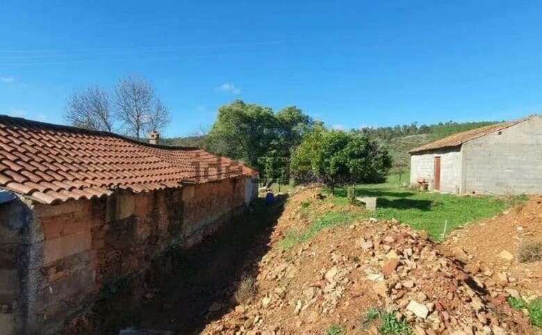 Land plot with renovation potential in Vale de Prazeres, Fundão, Portugal.