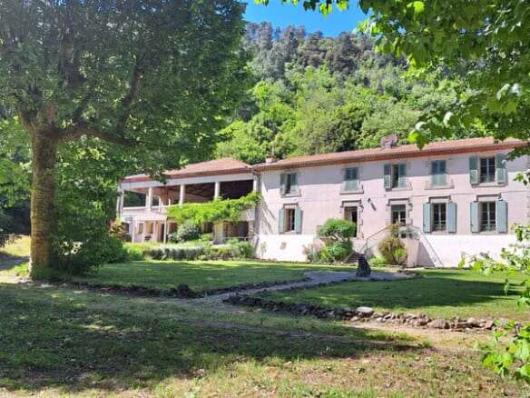 Elegant country estate with lush gardens in Branoux les Taillades, Occitanie.