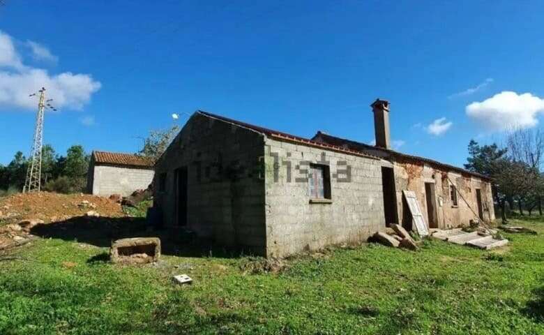 Land for sale in Vale de Prazeres and Mata da Rainha Fundão, ideal for development or renovation.