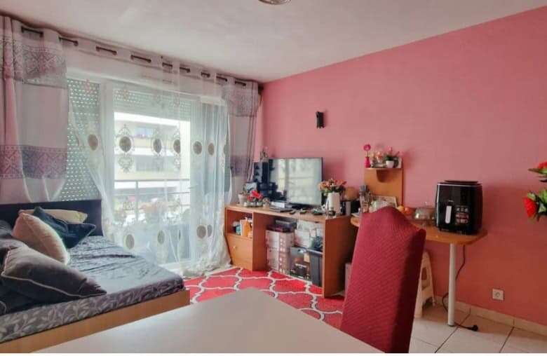 Bright interior of a 1-bedroom leaseback property in Résidence BEAUMARCHAIS, Paris.