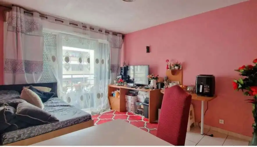 Bright interior of a 1-bedroom leaseback property in Résidence BEAUMARCHAIS, Paris.