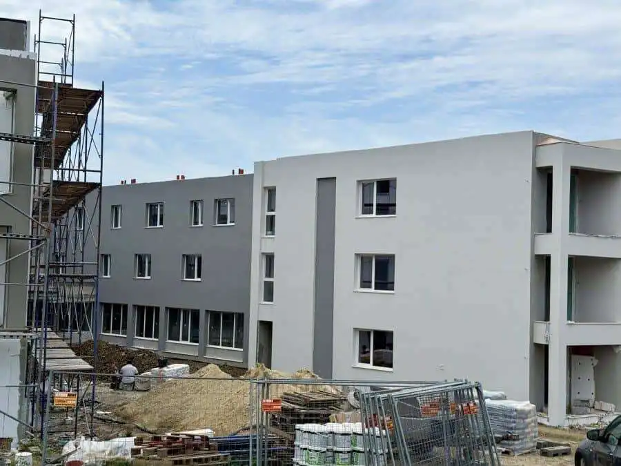 Modern new apartments in Sveti Vlas with 1-2 bedrooms, no maintenance fee, under construction.