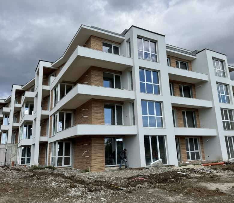 Modern Sveti Vlas residential building with new studios and apartments for sale.