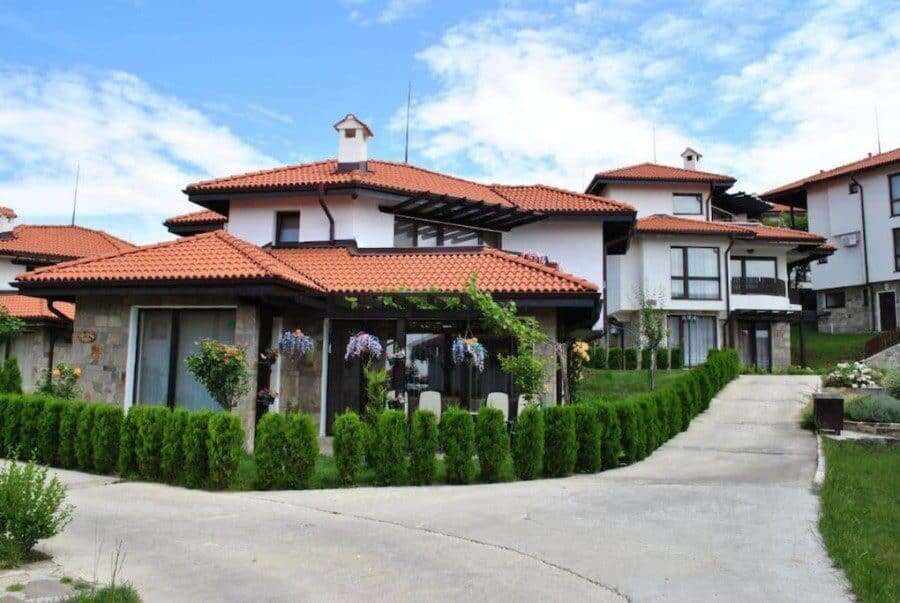 Beautiful 2-bedroom apartment in Bay View Villas, Kosharitsa, Bulgaria, just 2 km from the beach. Pe.