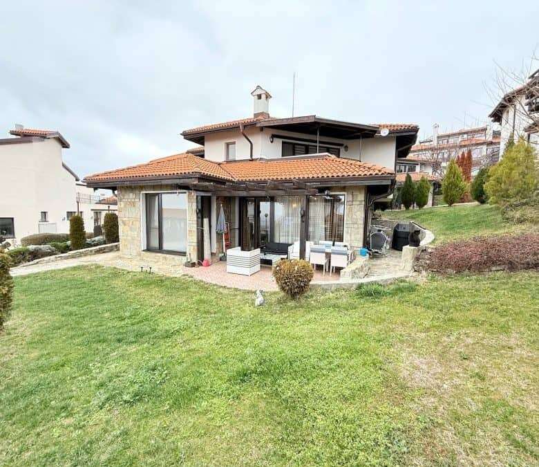 Bright 2-bedroom ground floor apartment with spacious outdoor area near the sea.