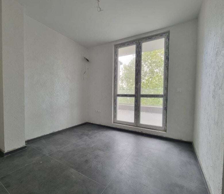 Bright, unfurnished room with balcony and scenic views in Villa Martini, just 600m from the sea.