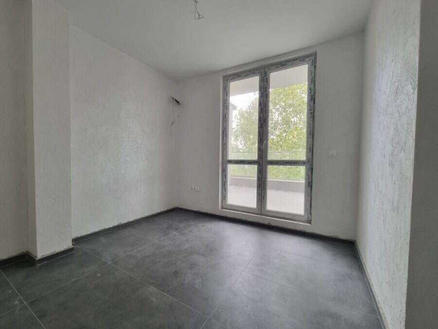 Bright, unfurnished room with balcony and scenic views in Villa Martini, just 600m from the sea.