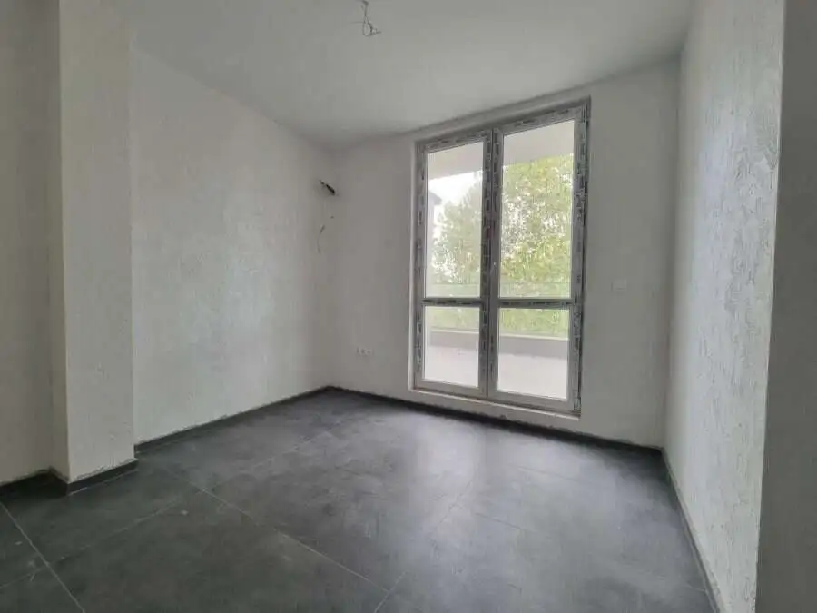 Bright, unfurnished room with balcony and scenic views in Villa Martini, just 600m from the sea.
