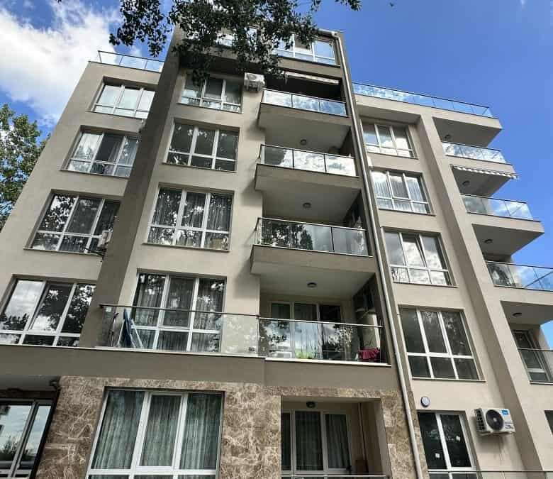 Bright 1-bedroom apartment with large balcony, close to the sea in Villa Martini.