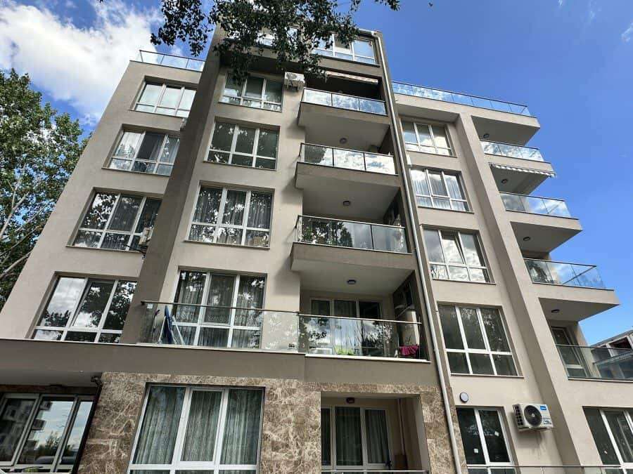 Bright 1-bedroom apartment with large balcony, close to the sea in Villa Martini.