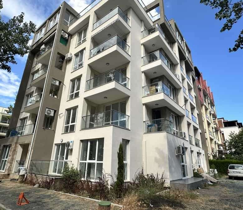 Bright 1-bedroom top floor apartment with spacious terrace in Villa Martini, Sunny Beach, close to t.