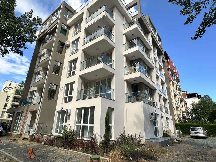 Bright 1-bedroom top floor apartment with spacious terrace in Villa Martini, Sunny Beach, close to t.
