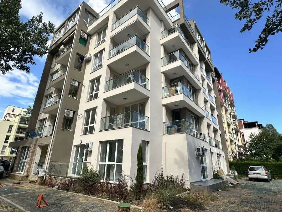 Bright 1-bedroom top floor apartment with spacious terrace in Villa Martini, Sunny Beach, close to t.