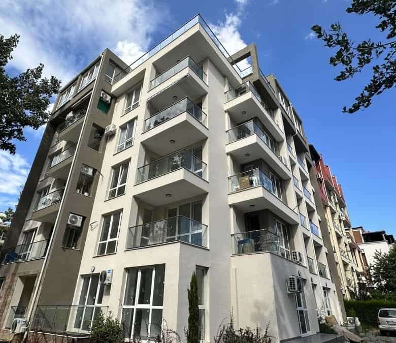 Apartment with large terrace in Villa Martini, Sunny Beach, 600m from the sea.