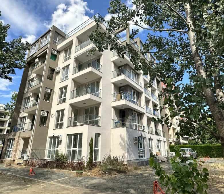 Top floor 1-bedroom apartment with spacious terrace in Villa Martini, Sunny Beach, close to the sea.