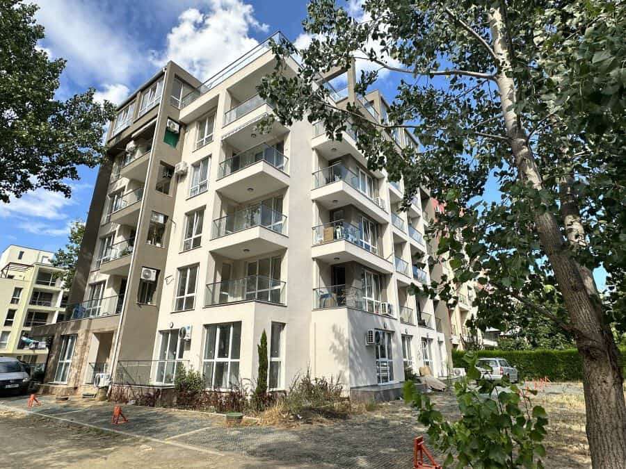 Top floor 1-bedroom apartment with spacious terrace in Villa Martini, Sunny Beach, close to the sea.