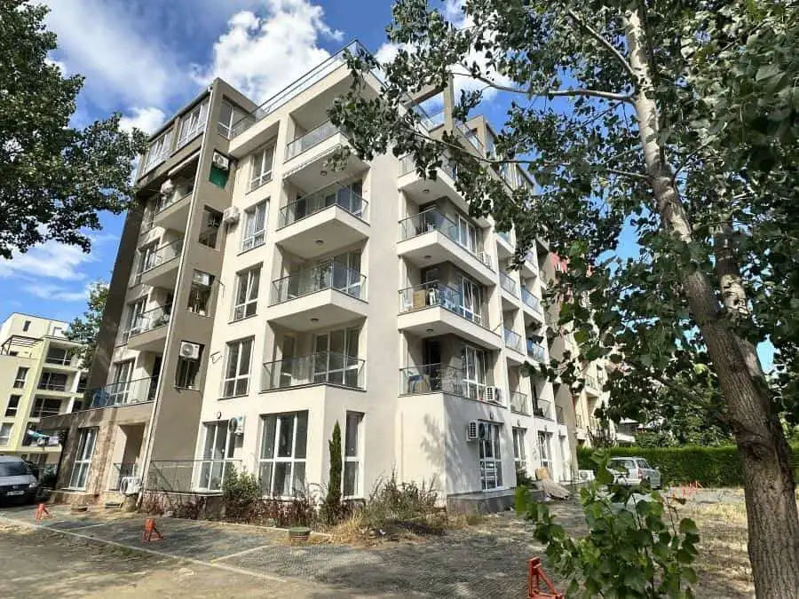 Top floor 1-bedroom apartment with spacious terrace in Villa Martini, Sunny Beach, close to the sea.