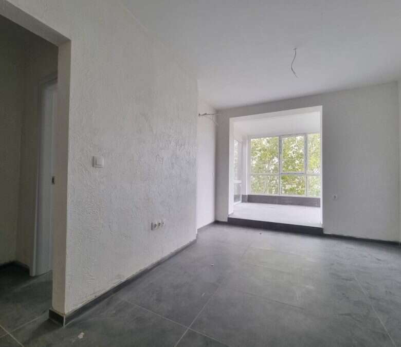 Interior view of a 1-bedroom top-floor apartment with spacious terrace in Villa Martini, close to th.