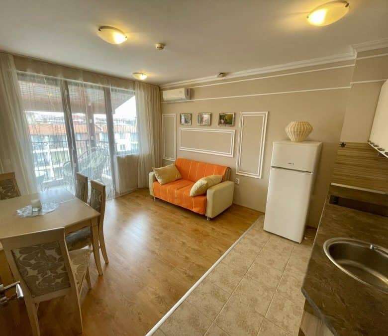 Bright 2-bedroom apartment with sea and pool views, 85 sq.m., located in Apollon 8, between Ravda an.