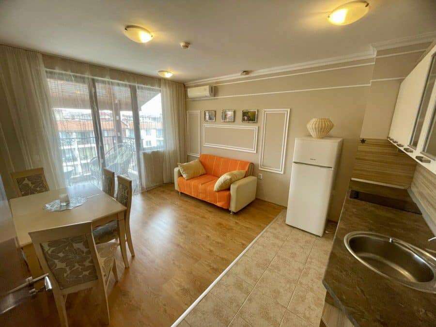 Bright 2-bedroom apartment with sea and pool views, 85 sq.m., located in Apollon 8, between Ravda an.