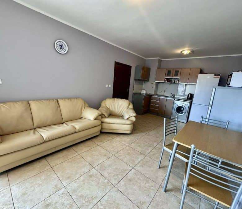 Spacious 3-bedroom apartment with pool view, 110 sq.m., located in Apollon 5, between Ravda and Ness.