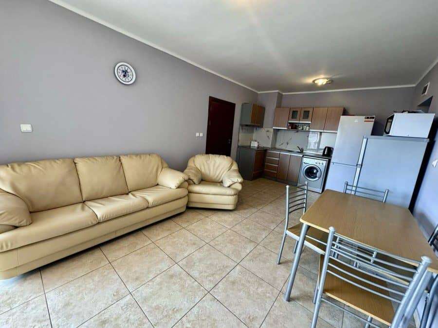 Spacious 3-bedroom apartment with pool view, 110 sq.m., located in Apollon 5, between Ravda and Ness.