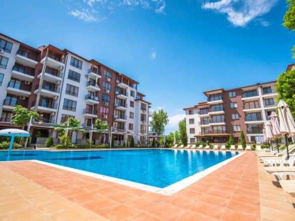 Pool view of modern 3-bedroom apartment in Apollon 5 complex, Ravda-Nessebar area.