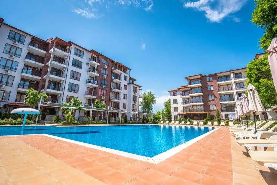 Pool view of modern 3-bedroom apartment in Apollon 5 complex, Ravda-Nessebar area.