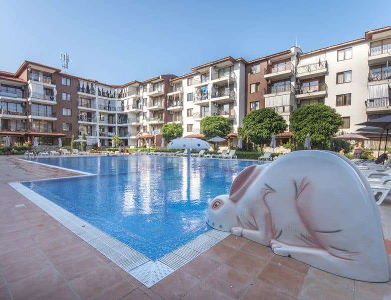 Pool view 3-bedroom apartment in Apollon 5, between Ravda and Nessebar, with access to a large swimm.