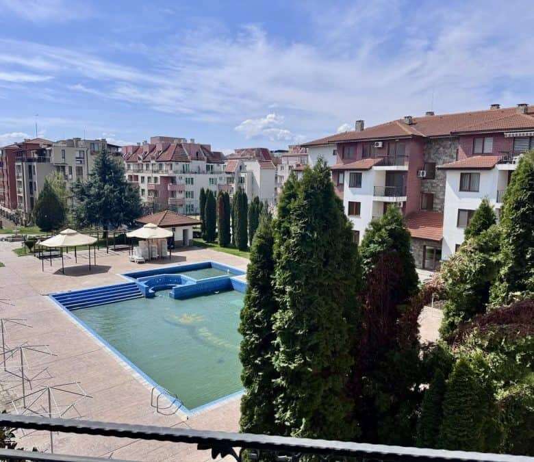 Pool view 3-bedroom apartment in Apollon 5, between Ravda and Nessebar, with modern amenities and lu.