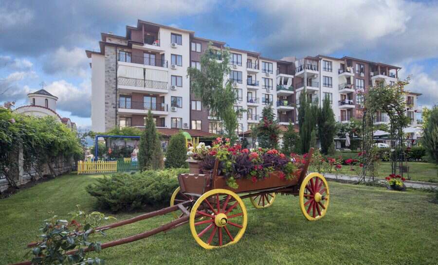Pool view 3-bedroom apartment in Apollon 5, between Ravda and Nessebar, with modern amenities and sp.