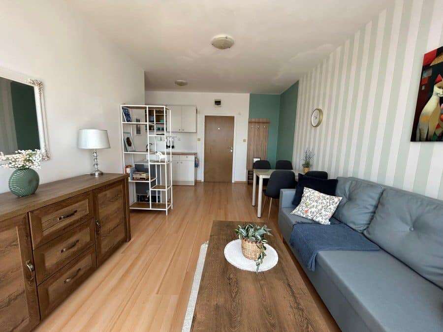 Bright 1-bedroom top floor apartment featuring stylish furniture and 57 sq.m. space, perfect for com.