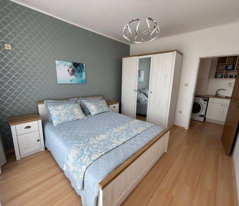 Bright 1-bedroom top floor apartment featuring stylish furniture and modern amenities. Perfect for c.