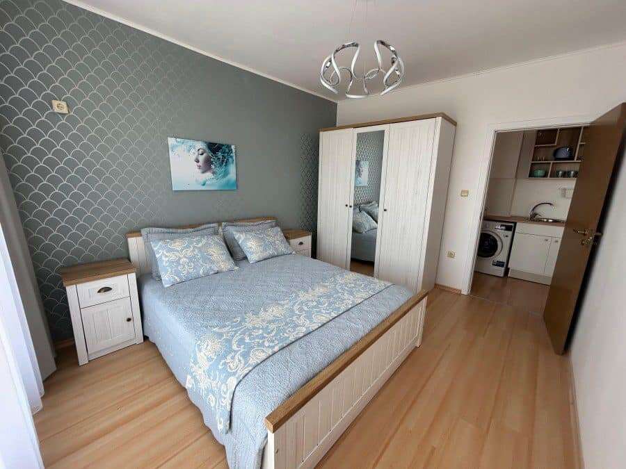 Bright 1-bedroom top floor apartment featuring stylish furniture and modern amenities. Perfect for c.