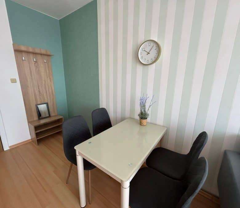 Bright 1-bedroom top floor apartment featuring stylish furniture and 57 sq.m. space, perfect for com.