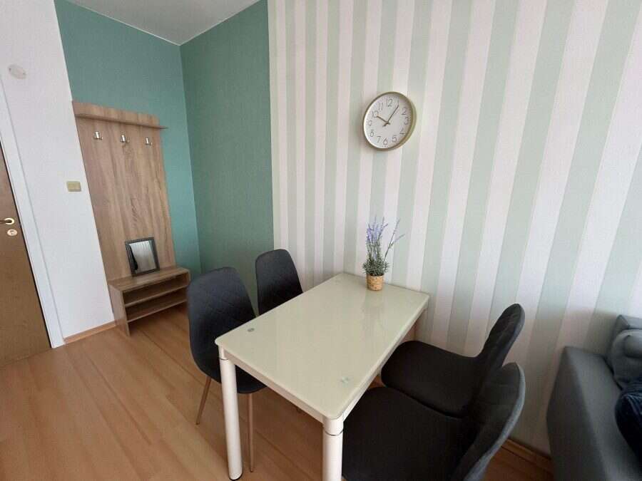 Bright 1-bedroom top floor apartment featuring stylish furniture and 57 sq.m. space, perfect for com.